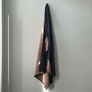 Multipurpose light two tone shawl